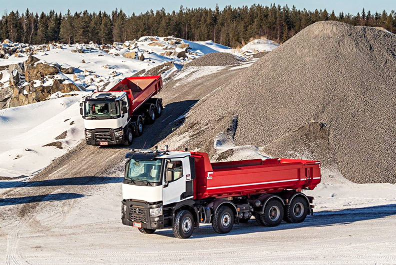 Maa-ainesten kuljetusta.